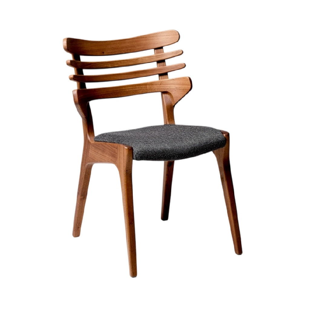 **Titre technique : Chaise en bois avec assise tissu et dossier échancré**